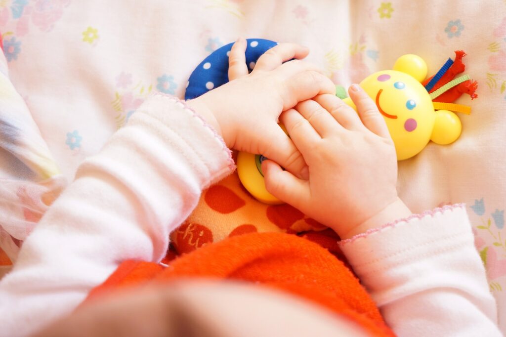 Rożki niemowlęce – niezbędny element wyprawki dla noworodka
