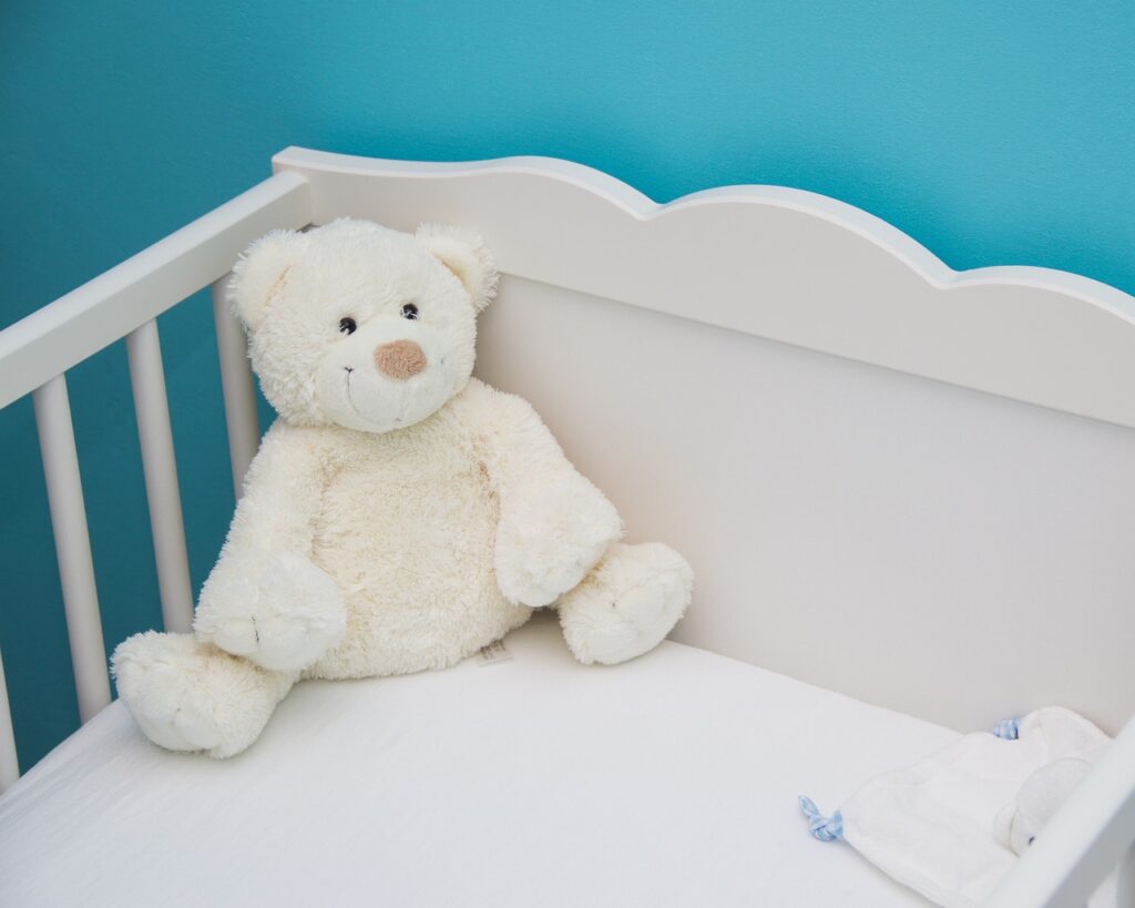 Ochraniacz modułowy dla dziecka w łóżeczku – jak dbać o higienę i czystość