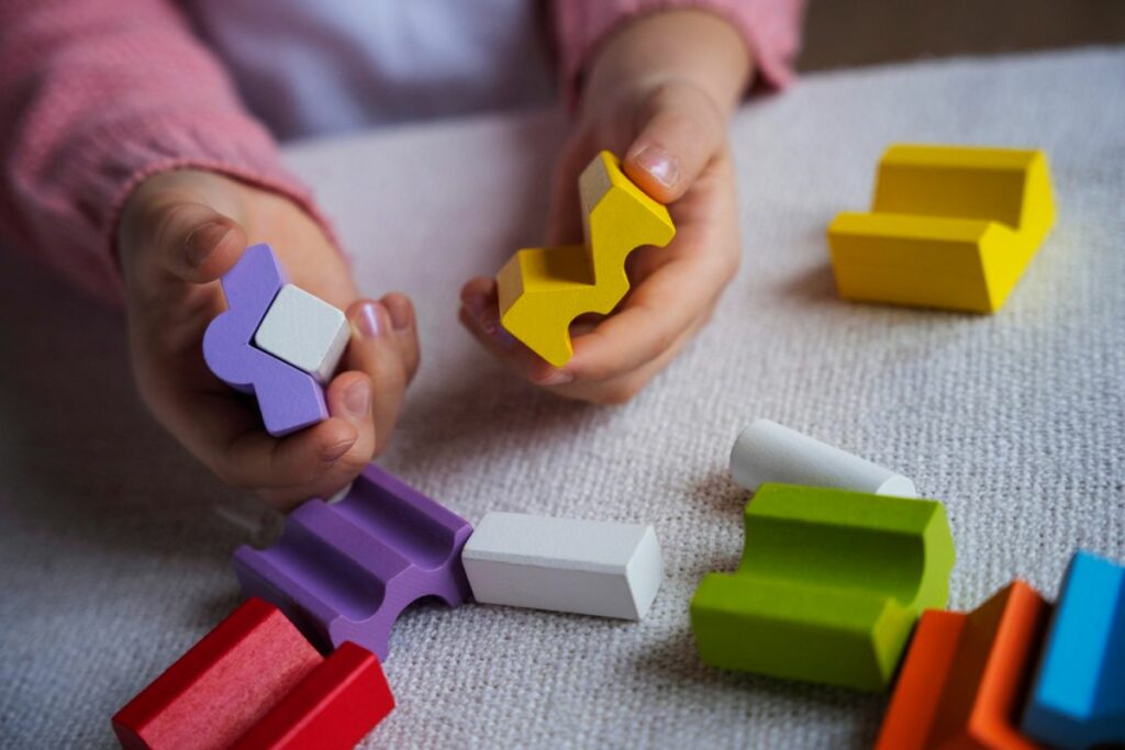 Czym jest sorter kształtów i kolorów? Jakie są zalety tej zabawki?